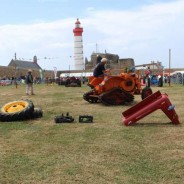 28 juillet 2013  Fête des tracteurs Plougonvelin – 5 Démontage – remontage d’un tracteur